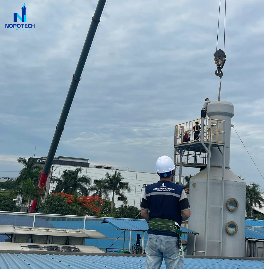 Việc lắp đặt tháp hấp thụ được triển khai theo quy trình chuẩn chỉ và đảm bảo tiến độ