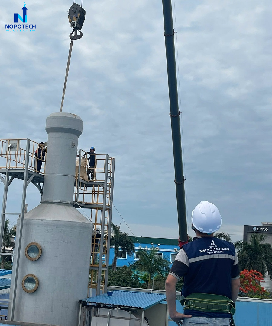 Việc lắp đặt tháp hấp thụ được triển khai theo quy trình chuẩn chỉ và đảm bảo tiến độ