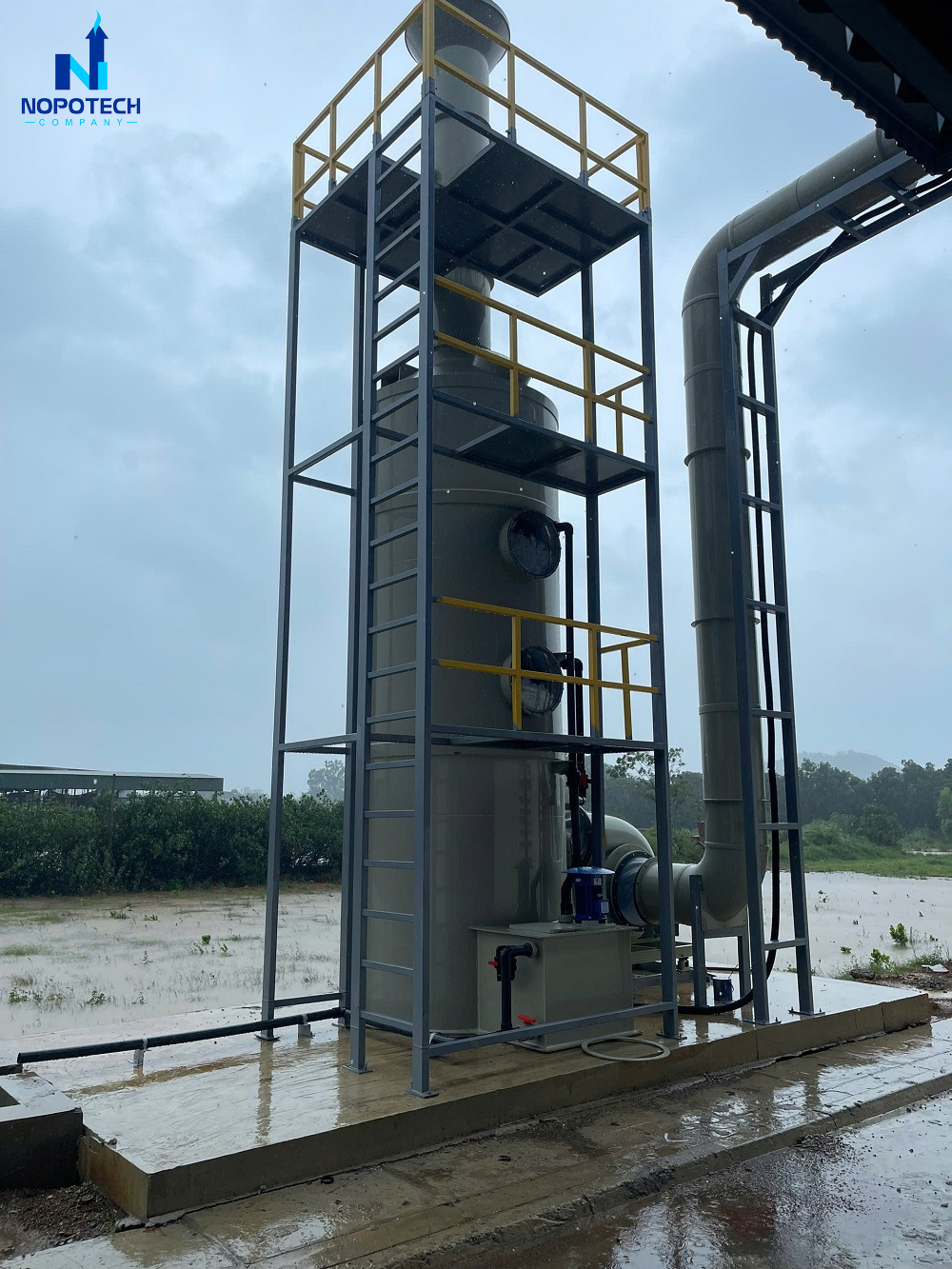 Cận cảnh hệ thống tháp hấp thụ xử lý khí thải được thiết kế, lắp đặt tại nhà máy sản xuất của công ty V&T