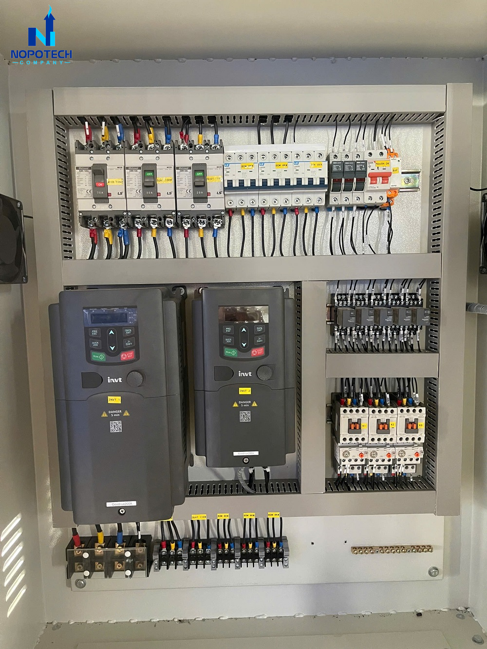 Hệ thống được điều khiển tự động để đảm bảo hiệu quả xử lý 