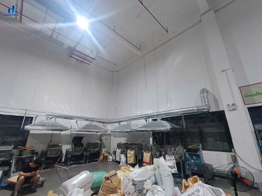 Chụp hút bụi công nghiệp tại máy sản xuất nhựa