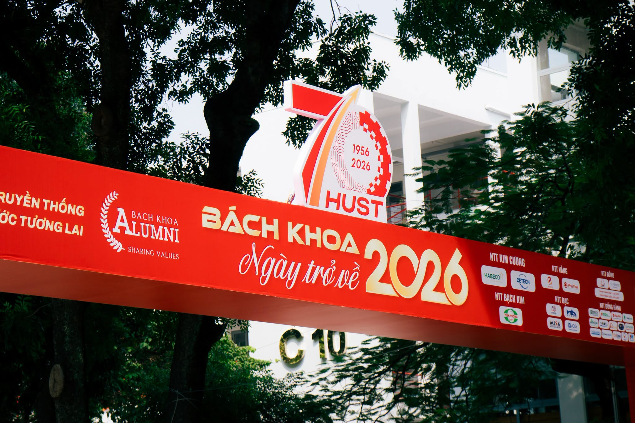 Bách Khoa ngày trở về